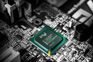 „Intel“ akcijos smuko beveik 30 proc.: investuotojus išgąsdino silpna prognozė ir DI plėtros kaina