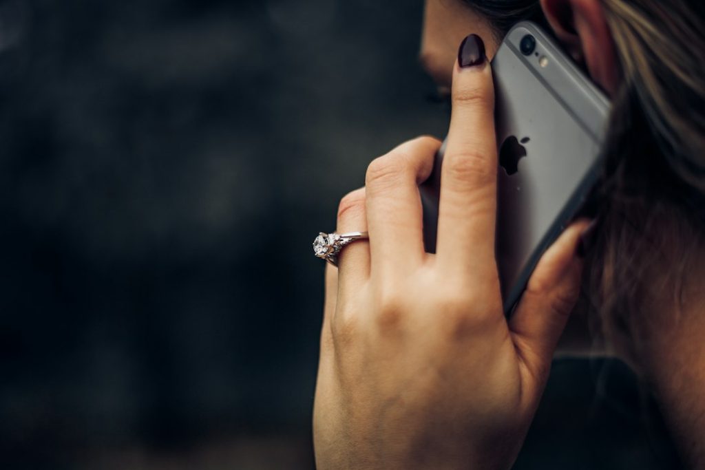 Sukčiai gali rodyti tikrą banko telefono numerį: kaip atpažinti suklastotą skambutį