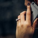 Sukčiai gali rodyti tikrą banko telefono numerį: kaip atpažinti suklastotą skambutį