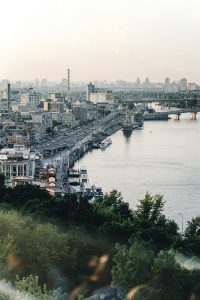 Rusija pakeitė taktiką Kyjive: dronais vieną po kito daužo tiltus per Dnieprą