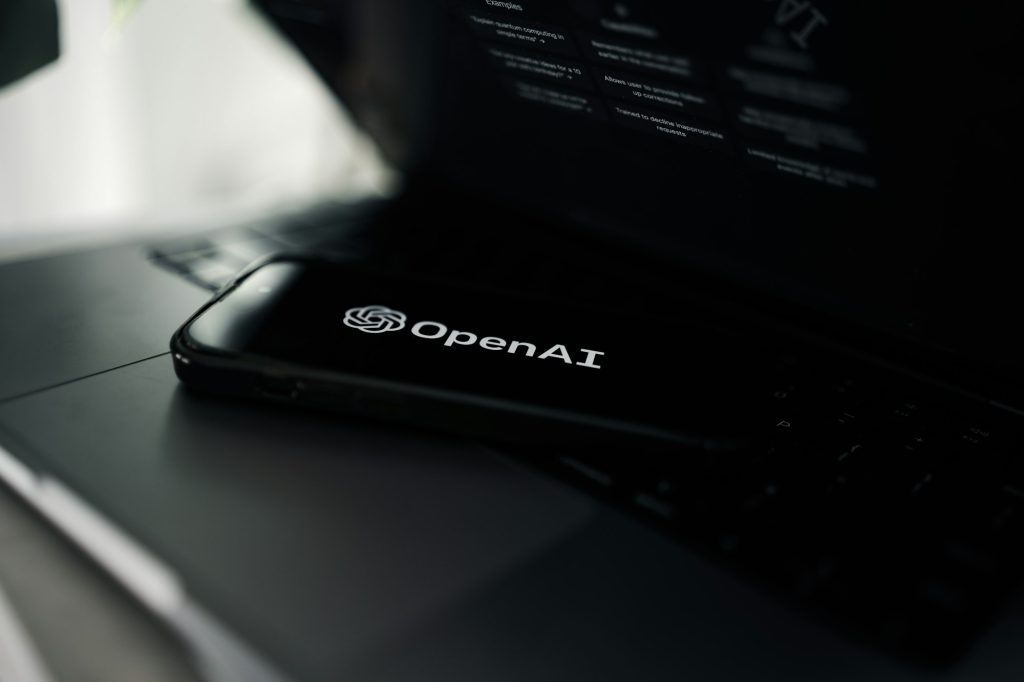 „OpenAI“ paskelbė apie tris stulbinamus DI atradimus: matematikos ir fizikos įrodymus tikrins mokslininkai