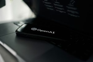 „OpenAI“ paskelbė apie tris stulbinamus DI atradimus: matematikos ir fizikos įrodymus tikrins mokslininkai