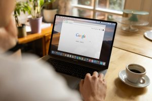 „Google“ keičia DI paiešką – naujienų šaltiniai ir kūrėjai gaus daugiau matomų nuorodų