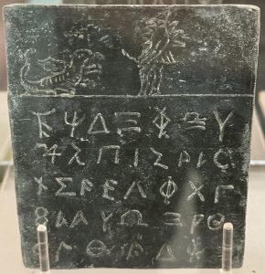 Prieš beveik 2 000 metų romėnas užkeikė pirštines pavogusį vagį – archeologai rado jo prakeiksmą