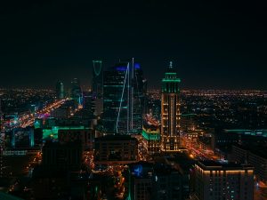 Irano remiami hučiai atakavo Saudo Arabiją: virš Rijado perimti dronai ir raketos