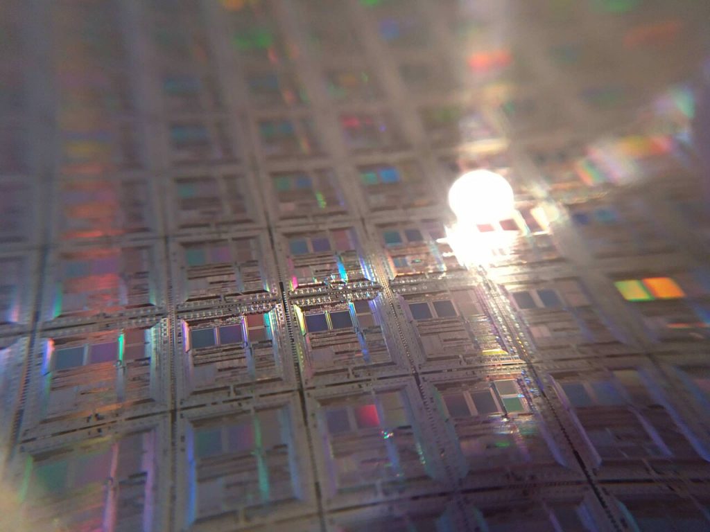„Infineon“ perėmė „C2i Semiconductors“ – stiprina DI duomenų centrų energijos valdymo verslą