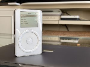 „1 000 dainų kišenėje“: prieš 25 metus pristatytas „iPod“ pakeitė ne tik muzikos grotuvus
