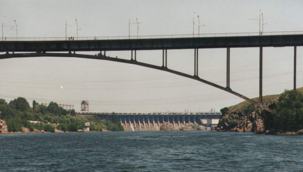 Rusijos dronas smogė tiltui per Dnieprą Zaporižioje – eismas sustabdytas