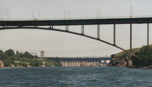 Rusijos dronas smogė tiltui per Dnieprą Zaporižioje – eismas sustabdytas