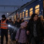 Rusijos dronai keičia keliones Ukrainoje: keleivius iš traukinių evakuoja kelis kartus per naktį, žuvo per 50 geležinkelininkų