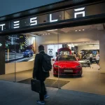 „Tesla“ pardavimai vėl šovė aukštyn: sugrįžimas prasidėjo, bet didžiausia problema niekur nedingo