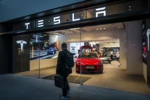 „Tesla“ pardavimai vėl šovė aukštyn: sugrįžimas prasidėjo, bet didžiausia problema niekur nedingo