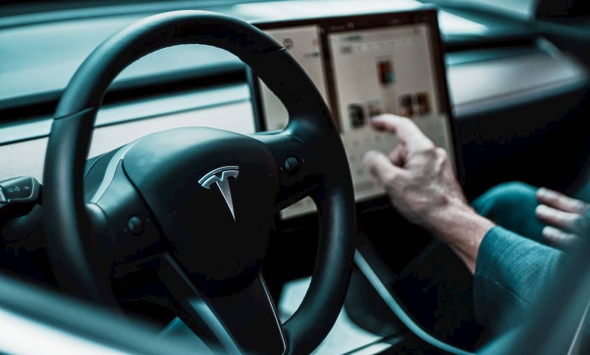 Drastiskai smunka Tesla automobiliu perpardavimo verte atskleide tyrimas