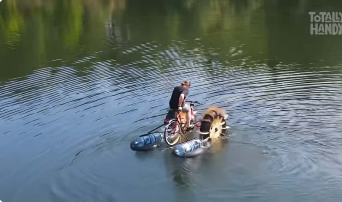Pamatykite, kaip metalo laužas virsta į išradingus vandens dviračius
